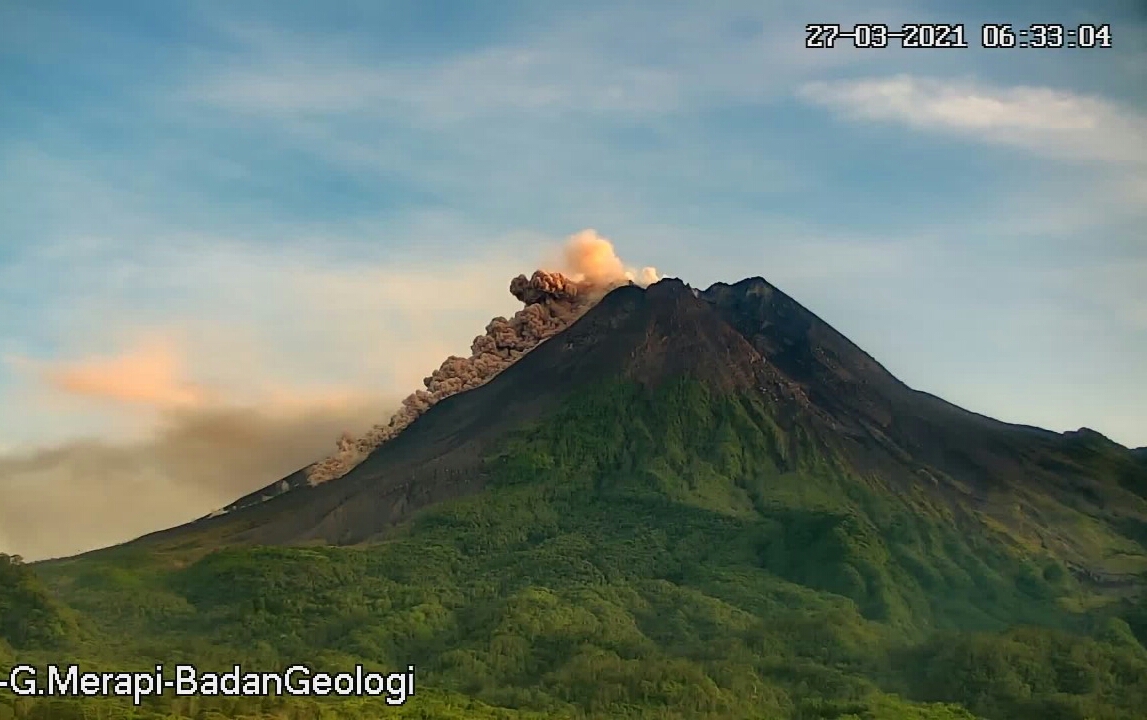 Gunung Merapii Kembali Muntahkan Awan Panas Sejauh 1.300 Meter