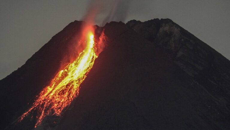 Merapi Memuntahkan Awan Panas, Hujan Abu Terjadi di 3 Kecamatan