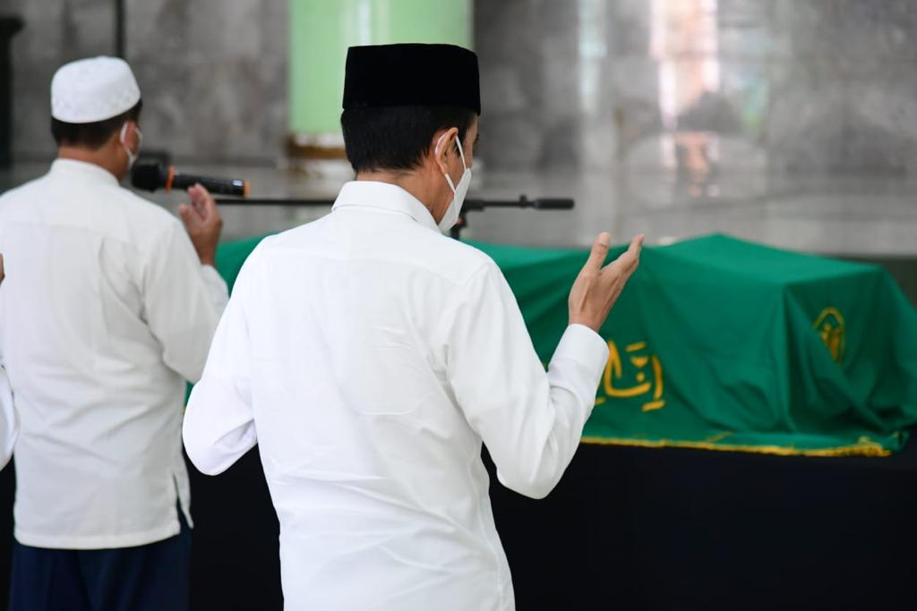 Presiden Jokowi Takziah ke Tempat Duka Mendiang Artidjo Alkostar