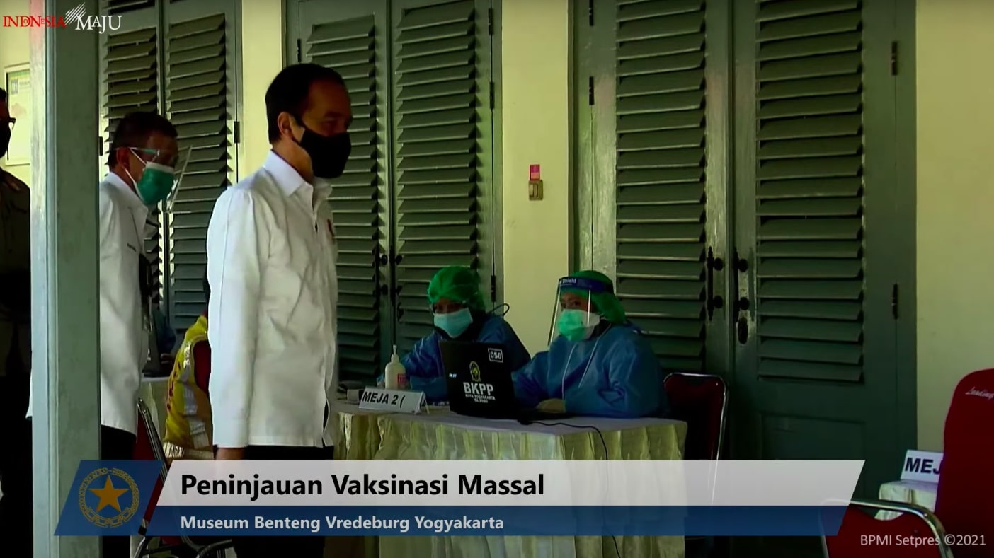 Presiden Tinjau Vaksinasi Massal di Pasar Beringharjo di Benteng Vredeburg
