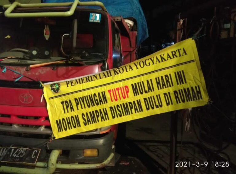 Spanduk yang dipasang di depan pintu masuk TPA Piyungan