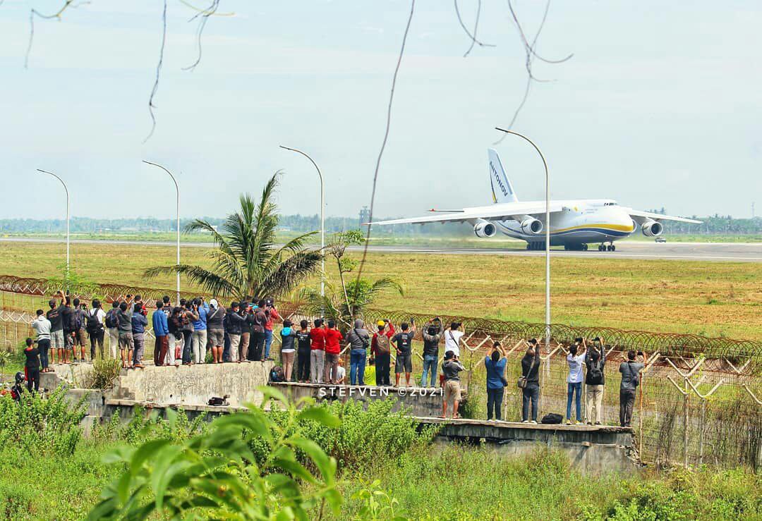 Masyarakat Menonton Pesawat Antonov