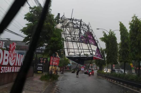 Banyak Baliho Tumbang, Komunitas Garuk Sampah Sentil Pemerintah