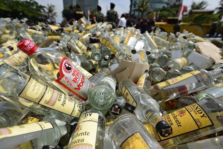 Menjelang Bulan Ramadhan, Kejari Hingga Satpol PP Bantul Musnahkan Ribuan Botol Berisi Miras