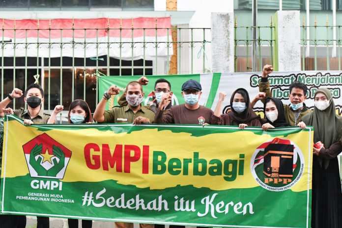 Bagikan Takjil Gratis pada Ojek Online dan Musafir, GMPI: Wujud Kepedulian