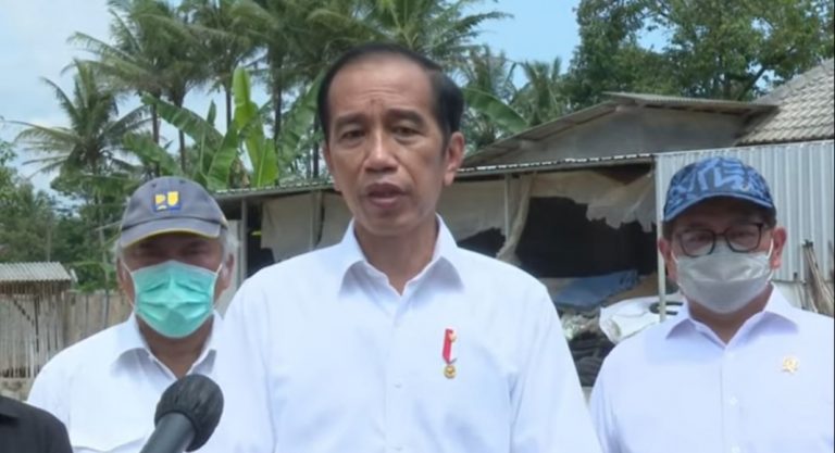Presiden Jokowi Sahkan PP THR dan Gaji ke-13