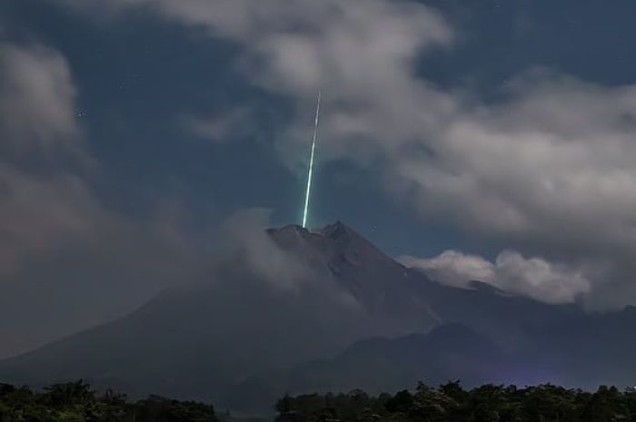 Viral Kilatan di Merapi, Benarkah Meteor Jatuh?
