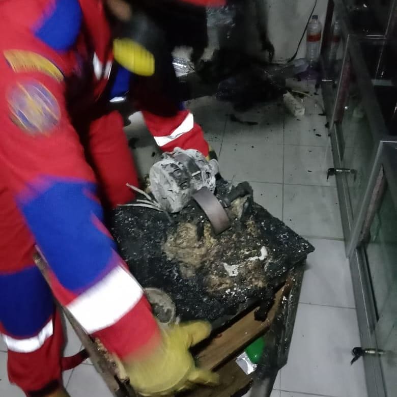 Sebuah Toko di Sleman Terbakar, Pasukan Damkar Hadir Memadamkan