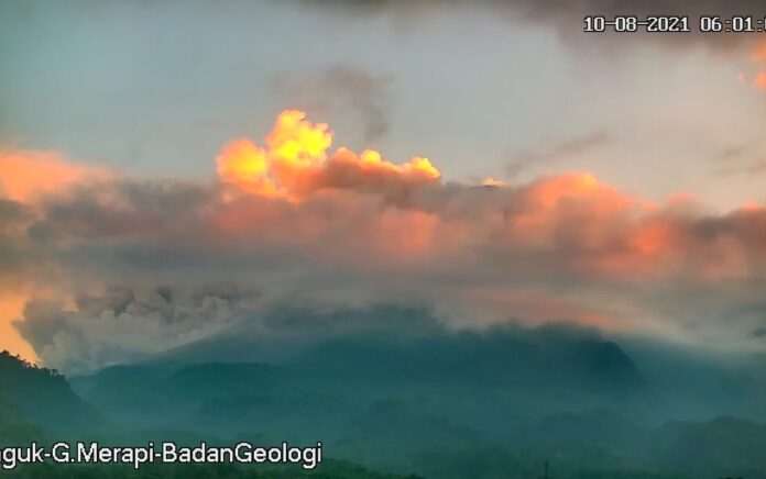 Merapi hembuskan awan panas guguran