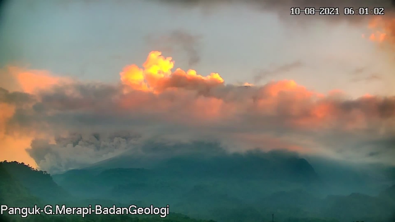 Merapi hembuskan awan panas guguran