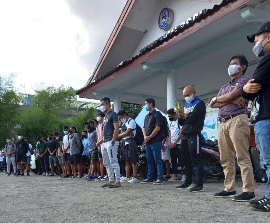 Jelang Derby Mataram, Pendukung PSIM Yogyakarta Beri Janur Kuning Ke Lengan Pemain