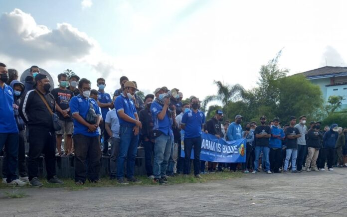Jelang Derby Mataram, Pendukung PSIM Yogyakarta Beri Janur Kuning Ke Lengan Pemain