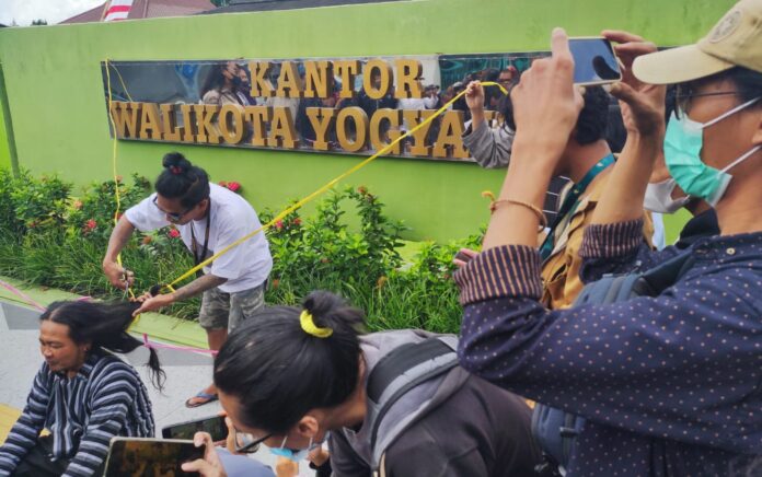 Jogja Ora Didol, Cukur Rambut di Depan Balai Kota Jogja