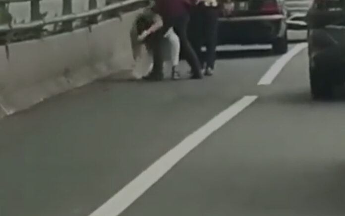 Viral Penganiayaan di Tol Tebet Dalam Kota Cawang Jakarta Selatan, Netizen: Biarin Aja Itu Adu Mekanik Mereka