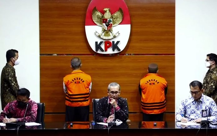 Buah Manis KPK Ungkap Kasus Korupsi Mandala Krida, 3 Tersangka Kenakan Rompi Pencuri Uang Rakyat