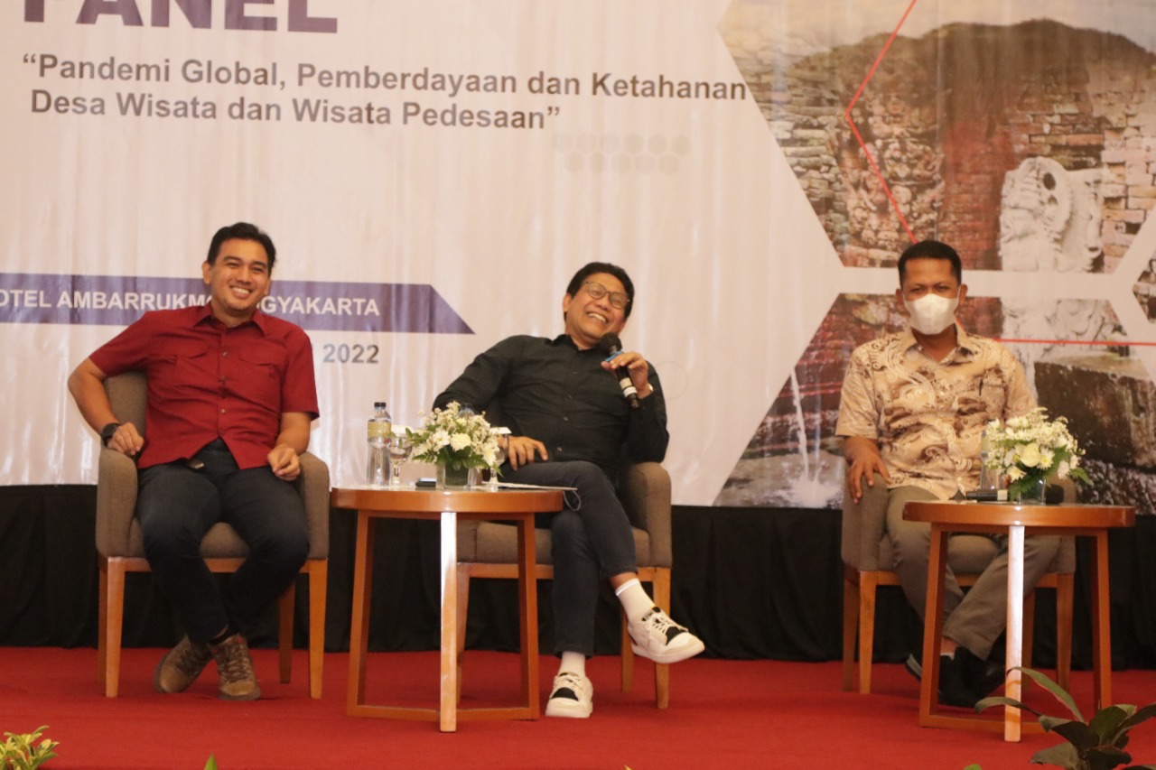 Diskusi Panel Pemberdayaan Desa, Gus Menteri Sorot 2 Kunci Ketahanan Desa