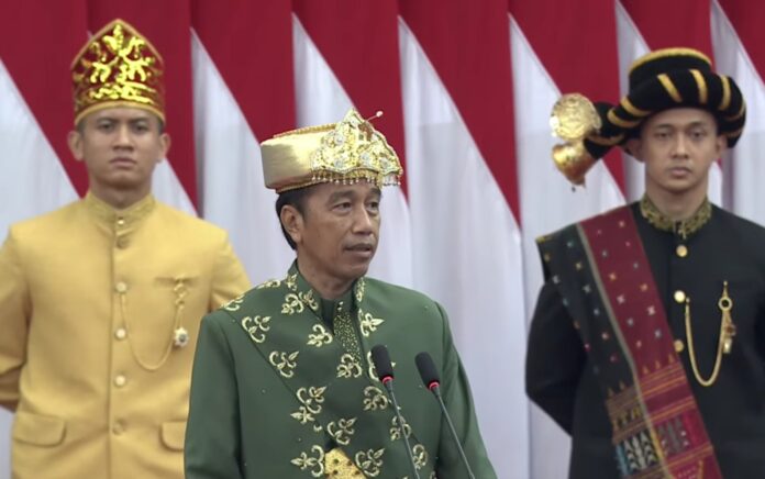 Tampil Beda, Presiden Jokowi Kenakan Baju Adat Bangka Belitung Bermotif Rebung