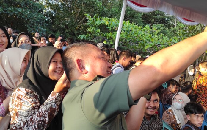 Tiba-tiba, Kasad Dudung Ajak Selfie Mahasiswi UBB