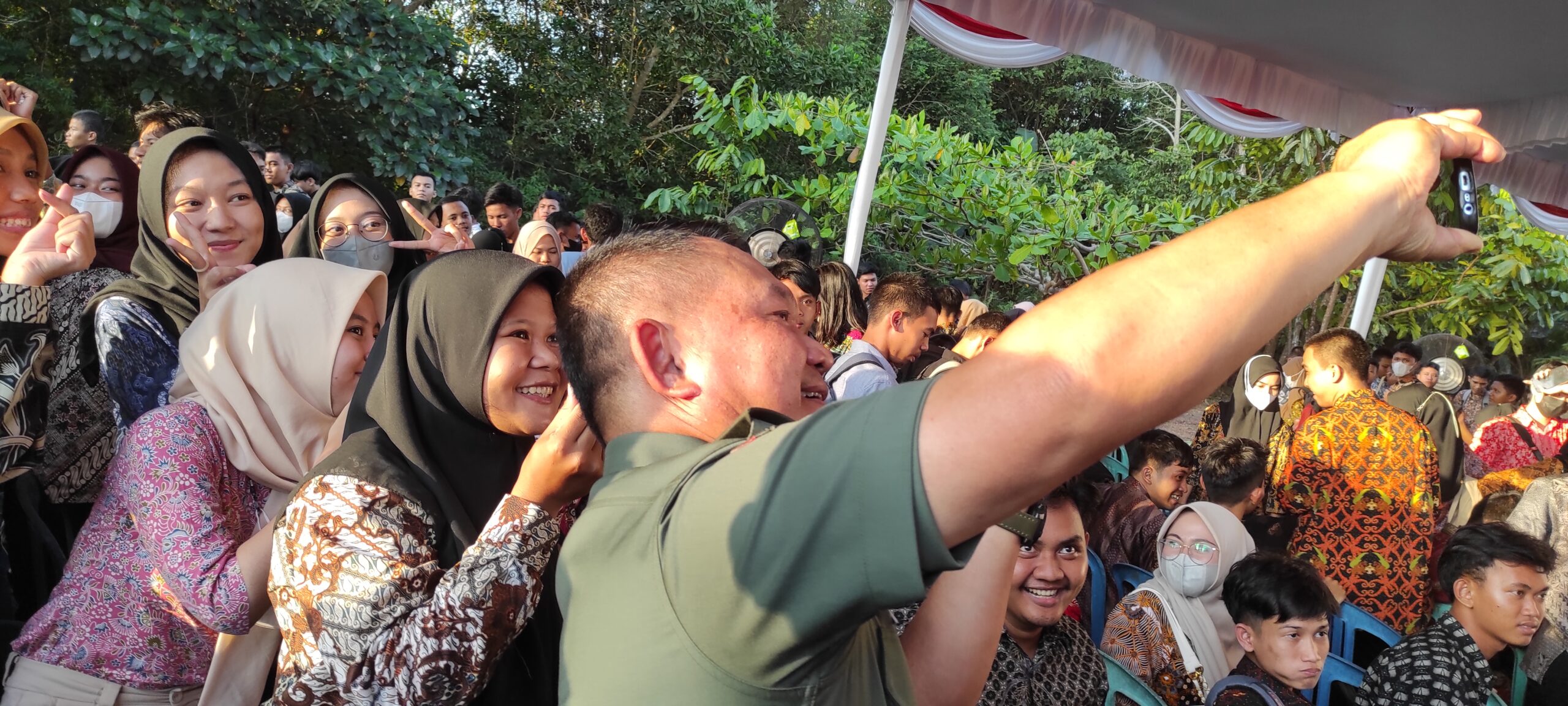 Tiba-tiba, Kasad Dudung Ajak Selfie Mahasiswi UBB