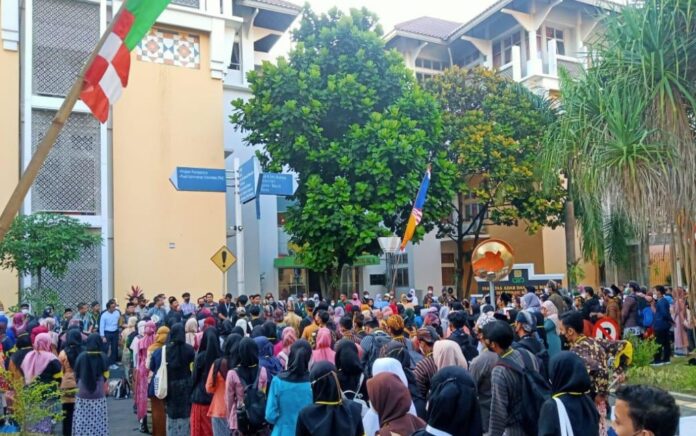 Para Mahasiswa Baru UIN Sunan Kalijaga geruduk rektorat, terkait pembubaran PBAK