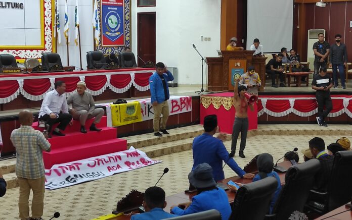 PMII Lakukan Aksi Telanjang Dada dan Duduki Kursi DPRD Babel