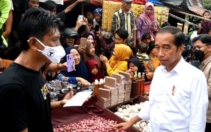 Kunker Ke-2 Bagikan Bansos di Basel, Jokowi Ingatkan Untuk Digunakan Semestinya (Foto : RN)