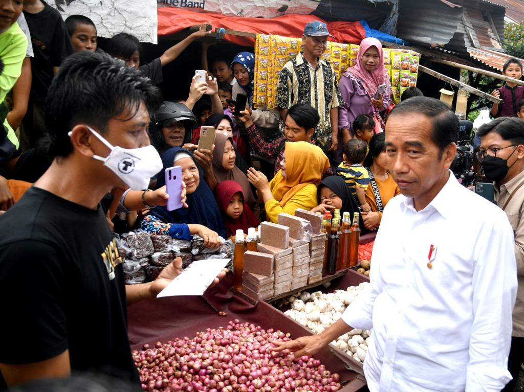 Kunker Ke-2 Bagikan Bansos di Basel, Jokowi Ingatkan Untuk Digunakan Semestinya (Foto : RN)