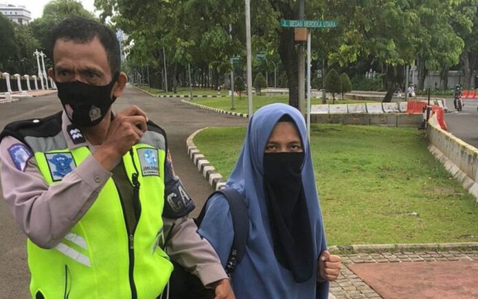 Fakta Perempuan Bercadar Yang Menodongkan Pistol Ke Istana