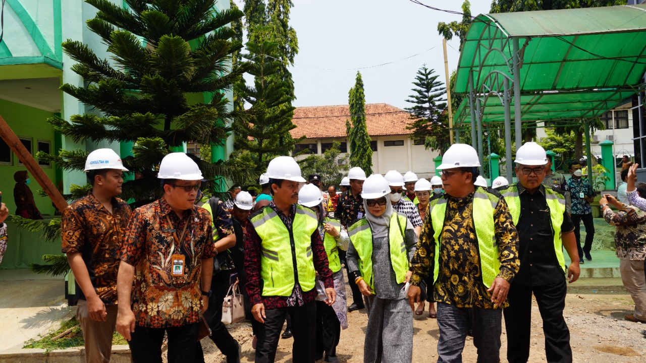 Berkunjung Ke Asrama Haji Manyaran, Anggota DPR : Harus Selesai Tepat Waktu