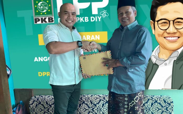 Muhammad Rosul mneyerahkan berkas persyaratan Calon Legislati ke Jumakir PKB