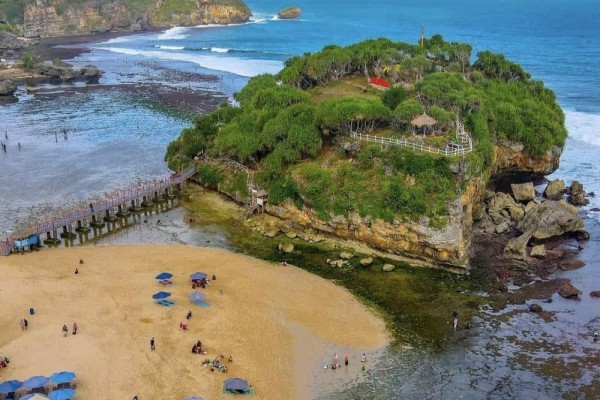Review Pantai Drini, Cocok Untuk Nyunset Bareng Orang Yang Tepat