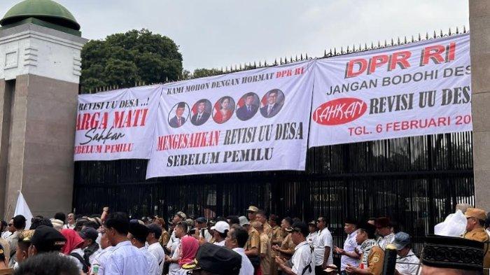 Demo Hari Ini Di Depan Gedung DPR RI : Apdesi Desak Revisi UU Desa