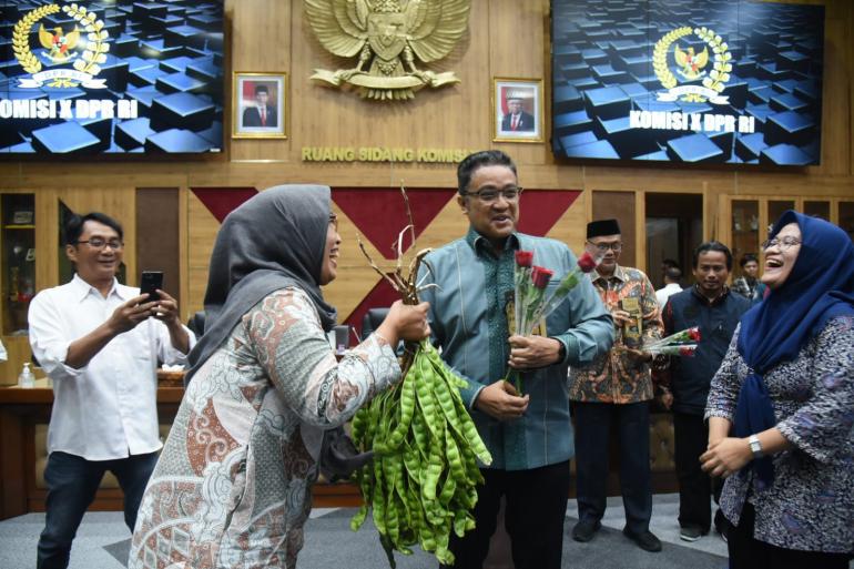 Anggota Komisi X DPR RI Dapat Bunga Dari Guru Honorer