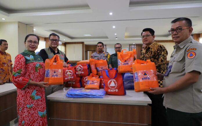 Komisi VIII DPR RI Berikan Sejumlah Peralatan Logistik Untuk Penanggulangan Bencana Ke Pemkab Sleman