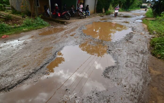 Jalan Parung Panjang Di Bogor Banyak Disoroti Oleh Sejumlah Pihak Karena Rusak Parah