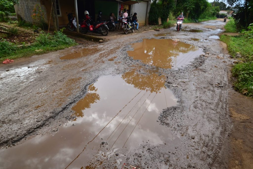 Jalan Parung Panjang Di Bogor Banyak Disoroti Oleh Sejumlah Pihak Karena Rusak Parah